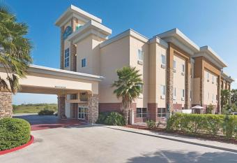 La Quinta by Wyndham Mathis allows 18 year olds to book a room