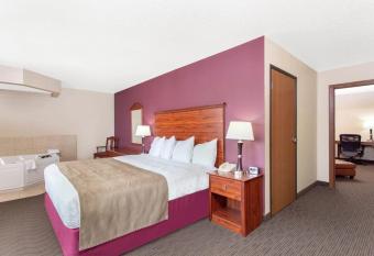 AmericInn by Wyndham New London has rooms with a private hot tub