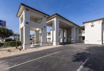 Quality Inn and Suites Junction allows 18 year olds to book a room