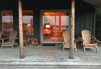 Sunset Lakehouse has Balcony rooms