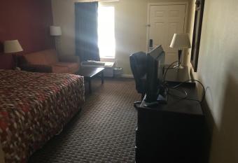 Royal Inn - Anniston has rooms with a private hot tub