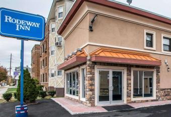 Rodeway Inn has Smoking rooms