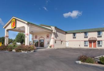 Super 8 by Wyndham Sallisaw has Smoking rooms