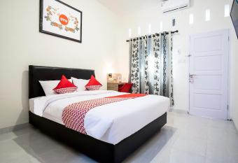Super OYO Capital O 873 Kamani Homestay Syariah allows 18 year olds to book a room