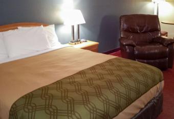 Econo Lodge has rooms with a private hot tub