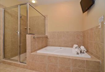 Best Western Plus Emory at Lake Fork Inn & Suites has rooms with a private hot tub