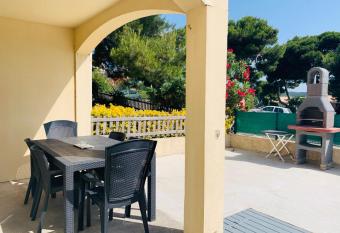 La Pin  de allows 18 year olds to book a room