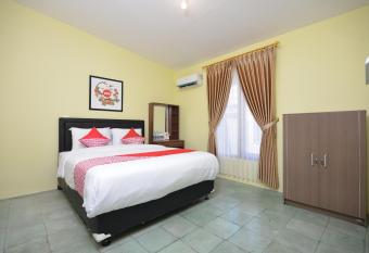 Super OYO 1046 Omah Pathok allows 18 year olds to book a room