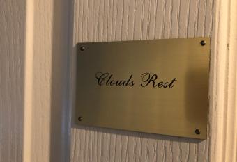 All Seasons Groveland Inn has rooms with a private hot tub