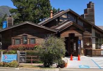 Mountain Home Inn has rooms with a private hot tub