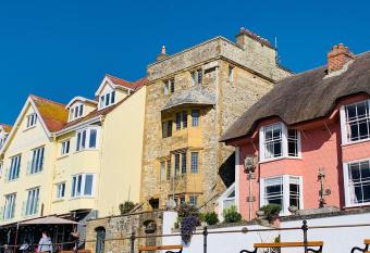 Sundial House - Beachfront, Sea Views & Free Parking Permit allows 18 year olds to book a room