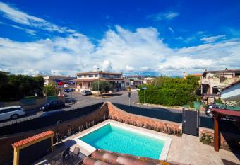SEASIDE COTTAGE LADISPOLI CERRETO has Balcony rooms