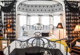 The Richard Johnston Inn & 1890 Caroline House has rooms with a private hot tub