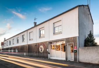 H  tel de la Gare allows 18 year olds to book a room