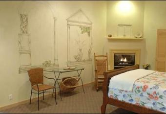 Petit Logis Inn has rooms with a private hot tub