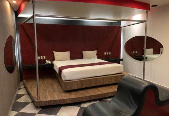 DLUXE Auto Hotel ADULTS ONLY has rooms with a private hot tub