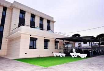 6 Bis HOTEL has Balcony rooms