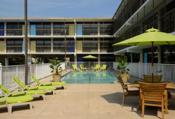 Beach House Dewey has Balcony rooms