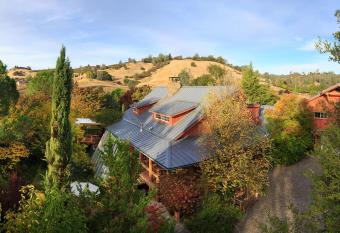 Eden Vale Inn has rooms with a private hot tub