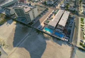 Commander By The Sea Motel has Balcony rooms