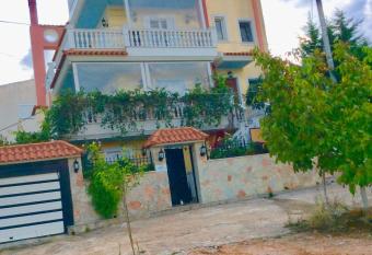 Family holidays, near Athens, airport, port and sea has rooms with a private hot tub