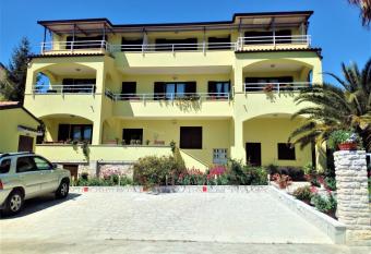 Apartment Klaudio has Balcony rooms