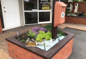 Avon City Motel allows 18 year olds to book a room