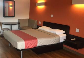 Motel 6 Sallisaw has Smoking rooms