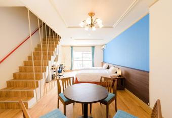 HiyagunLanaiResort allows 18 year olds to book a room