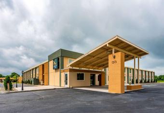 Quality Inn Bucyrus North has Smoking rooms