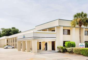 Days Inn by Wyndham Little River has Smoking rooms