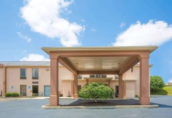 Howard Johnson by Wyndham Beckley has Smoking rooms