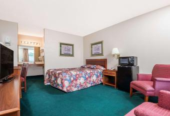 Knights Inn Wabash has Balcony rooms