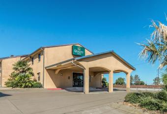 Quality Inn has Smoking rooms