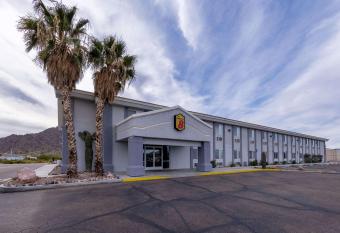 Super 8 by Wyndham Quartzsite AZ allows 18 year olds to book a room