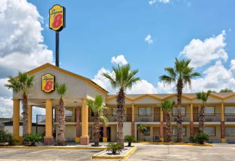 Super 8 by Wyndham Breaux Bridge has Smoking rooms