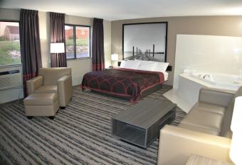 Super 8 by Wyndham Spirit Lake/Okoboji has rooms with a private hot tub
