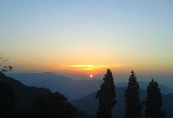 Takdah Heritage Bungalow no 10 has Balcony rooms