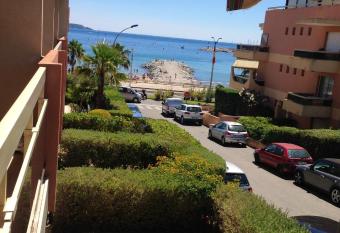 Studio a Cavalaire sur Mer a 50 m de la plage avec vue sur la mer et balcon amenage has Balcony rooms