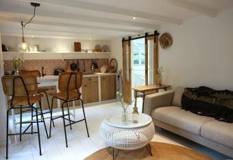 Sunny Guesthouse has Balcony rooms