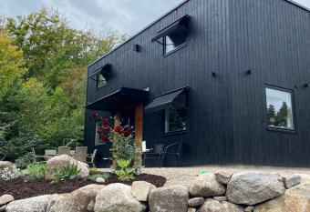 Port Hotel Ocean Villa allows 18 year olds to book a room