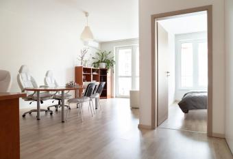 Great tourist and business Apartment near center has Balcony rooms