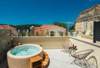 Casa Antika Suites has Balcony rooms