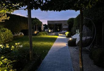 La chambre du puits avec 2 jacuzzis , sauna et Hammam privatif has rooms with a private hot tub