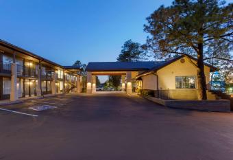 Best Western Paint Pony Lodge has rooms with a private hot tub