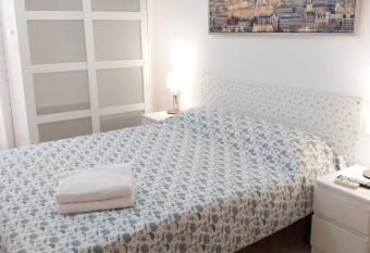 Apartamento  allows 18 year olds to book a room