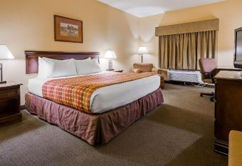 Days Inn by Wyndham Coffeyville has rooms with a private hot tub