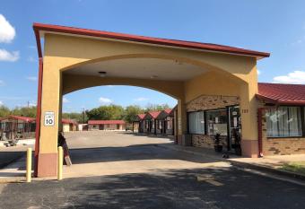 Kings Inn Mexia allows 18 year olds to book a room