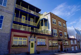 H  tel Automatis   Manoir des Remparts allows 18 year olds to book a room