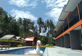 Samui Hills allows 18 year olds to book a room